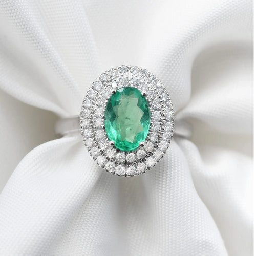 53 Bague en or blanc 18 kt avec émeraude et diamants 58 Facettes 17956