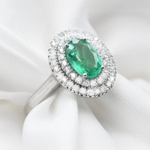 53 Bague en or blanc 18 kt avec émeraude et diamants 58 Facettes 17956
