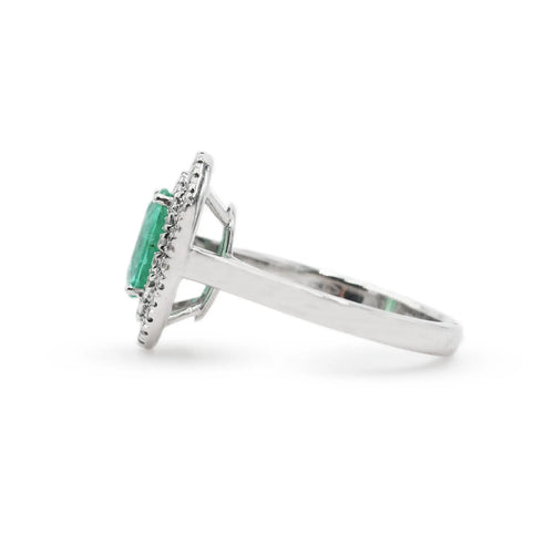 53 Bague en or blanc 18 kt avec émeraude et diamants 58 Facettes 17956