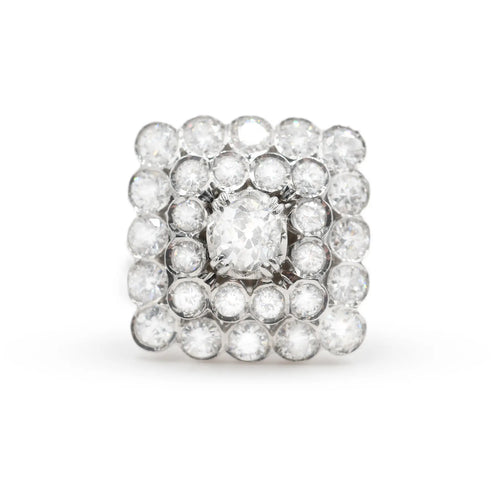 57 Bague en or blanc avec diamant central et diamants double entourage 58 Facettes 18003