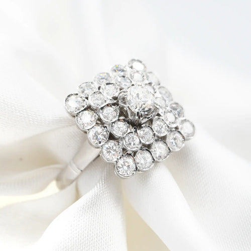 57 Bague en or blanc avec diamant central et diamants double entourage 58 Facettes 18003