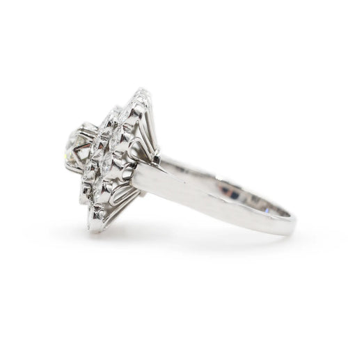 57 Bague en or blanc avec diamant central et diamants double entourage 58 Facettes 18003