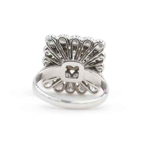 57 Bague en or blanc avec diamant central et diamants double entourage 58 Facettes 18003