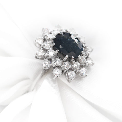 55 Bague en or blanc, saphir australien ovale et diamants 58 Facettes 18970