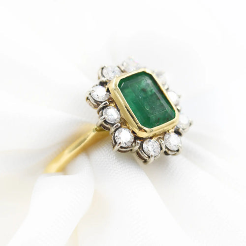 54 Bague en or jaune avec émeraude et diamants 58 Facettes 20073