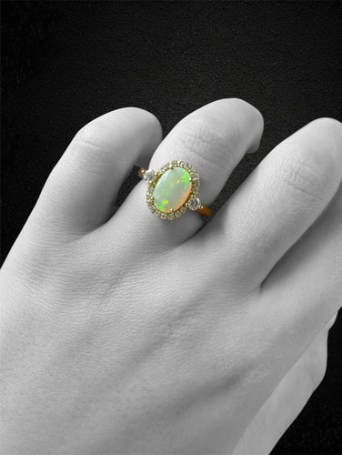 Bague 64.5 Bague marguerite - Opale arlequin et diamants en or jaune 18 carats 58 Facettes