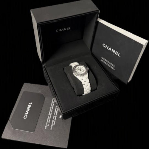 Chanel J-12 - Montre en céramique avec diamants 58 Facettes MT47542