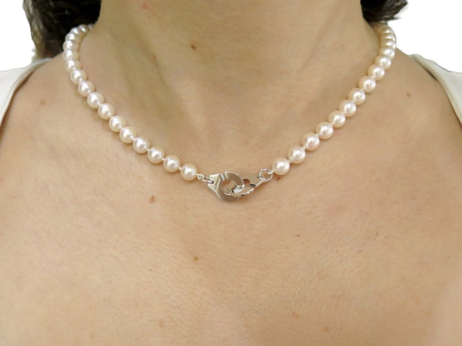 Dinh Van Menottes R12 - Collier en or blanc 18k et perles Akoya 58 Facettes 276175