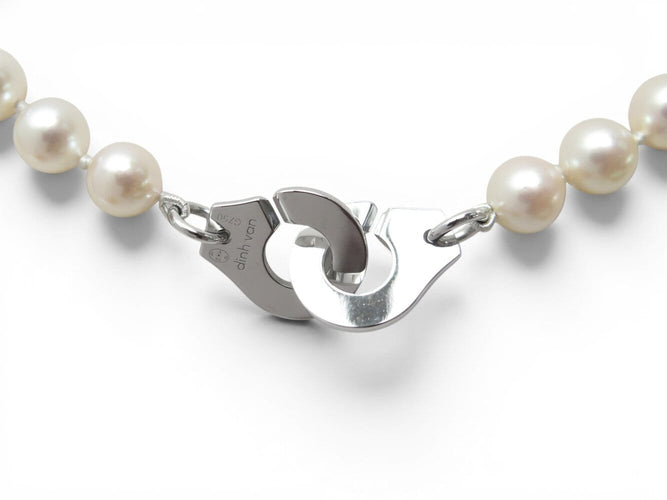Dinh Van Menottes R12 - Collier en or blanc 18k et perles Akoya 58 Facettes 276175