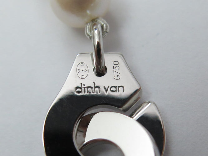 Dinh Van Menottes R12 - Collier en or blanc 18k et perles Akoya 58 Facettes 276175