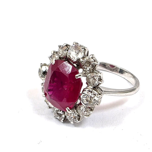 51 Bague en or blanc 18 ct avec rubis et diamants 58 Facettes 431/26 A 229/26