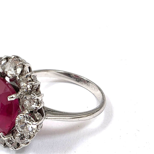 51 Bague en or blanc 18 ct avec rubis et diamants 58 Facettes 431/26 A 229/26