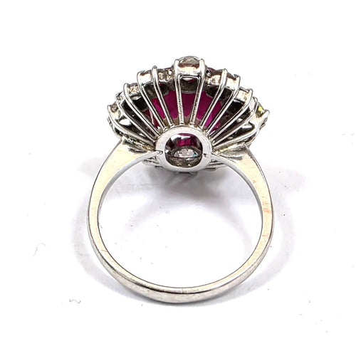 51 Bague en or blanc 18 ct avec rubis et diamants 58 Facettes 431/26 A 229/26