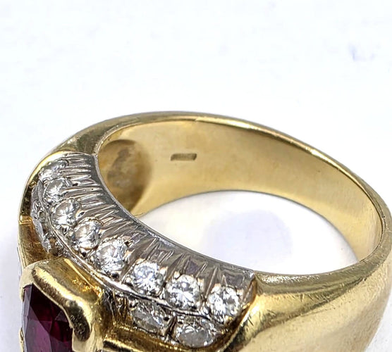 54 Bague en or jaune 18 ct avec rubis et diamants 58 Facettes 774 D OC