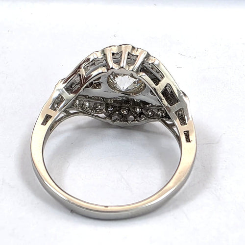 53 Bague en or blanc 18 ct avec saphir et diamants 58 Facettes 103/26 G