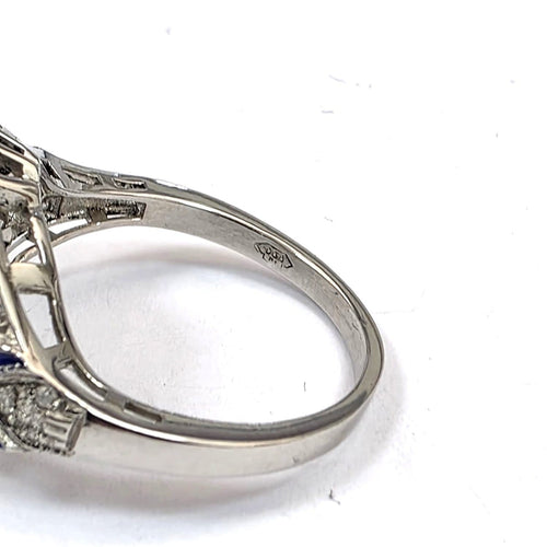 53 Bague en or blanc 18 ct avec saphir et diamants 58 Facettes 103/26 G