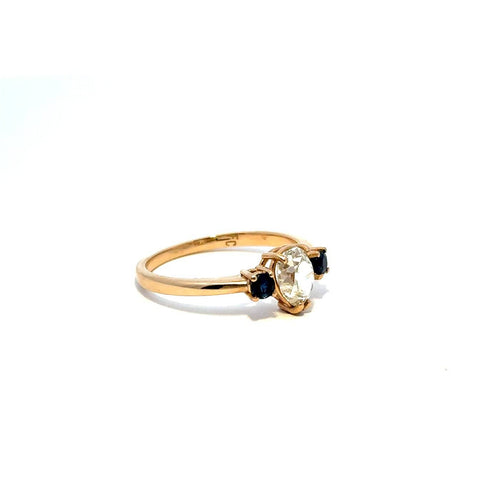 55 Golden Sparkle - Bague en or jaune, diamant poire et saphirs 58 Facettes 50491