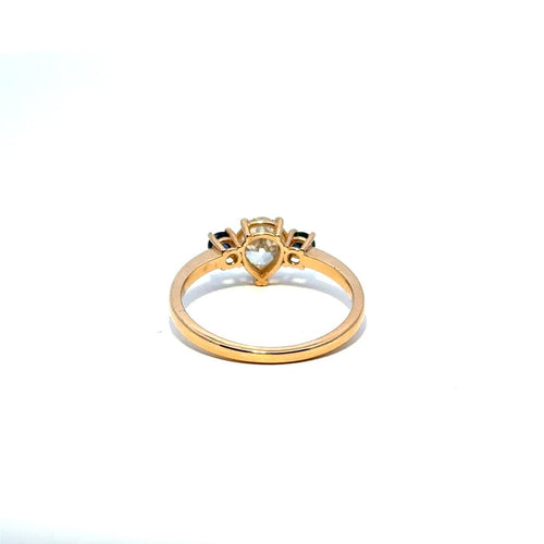 55 Golden Sparkle - Bague en or jaune, diamant poire et saphirs 58 Facettes 50491