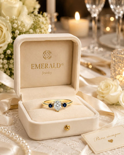 55 Golden Sparkle - Bague en or jaune, diamant poire et saphirs 58 Facettes 50491