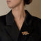 Broche Nœud en or jaune, or gris et diamants 58 Facettes EB7