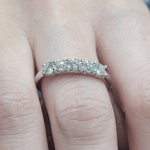 54 Bague demi-alliance en or blanc 18K et diamants 58 Facettes S465