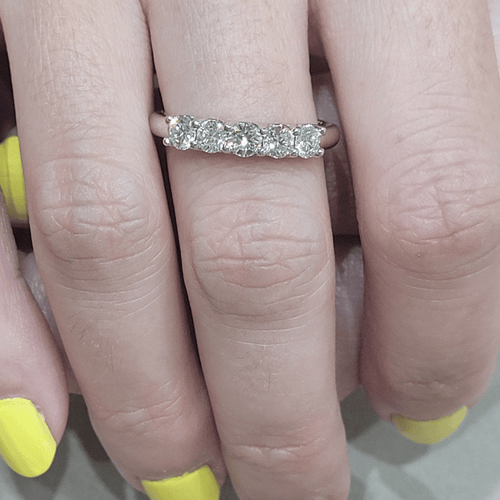 54 Bague demi-alliance en or blanc 18K et diamants 58 Facettes S465