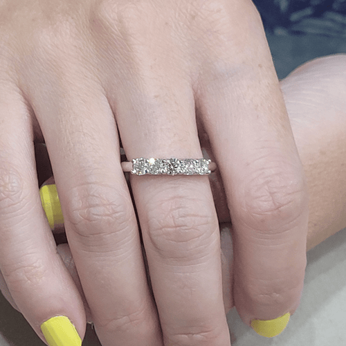 54 Bague demi-alliance en or blanc 18K et diamants 58 Facettes S465