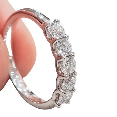 54 Bague demi-alliance en or blanc 18K et diamants 58 Facettes S465