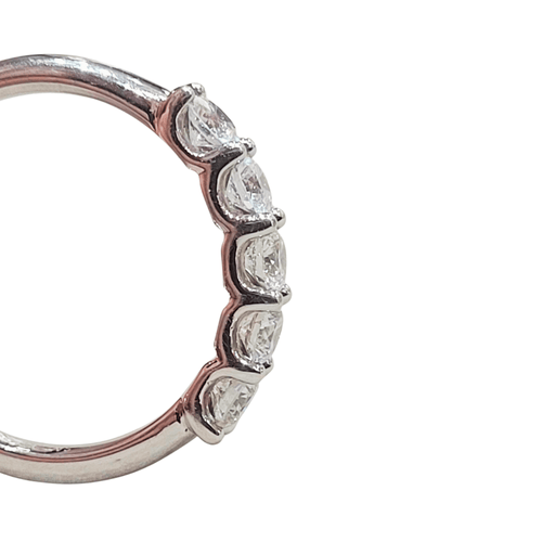 54 Bague demi-alliance en or blanc 18K et diamants 58 Facettes S465
