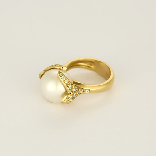 54.5 Bague en or jaune, diamants et perle de culture 58 Facettes EB9