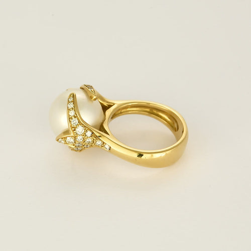 54.5 Bague en or jaune, diamants et perle de culture 58 Facettes EB9