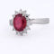 55 Bague en or blanc avec rubis ovale et diamants 58 Facettes AN539 (0069)