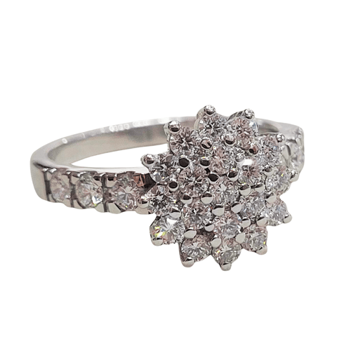 55 Bague rosette en or blanc et diamants 58 Facettes S309