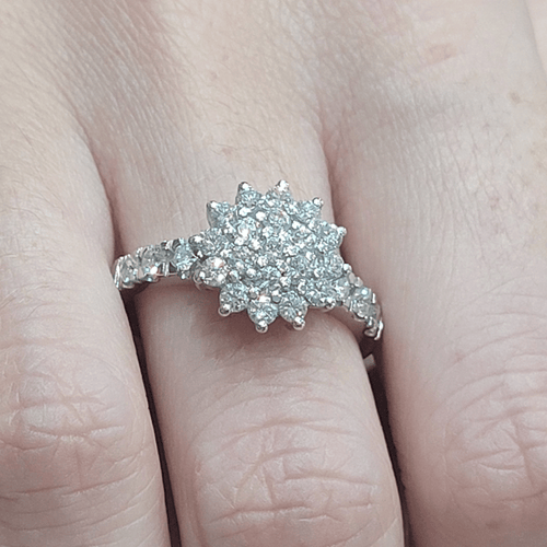 55 Bague rosette en or blanc et diamants 58 Facettes S309