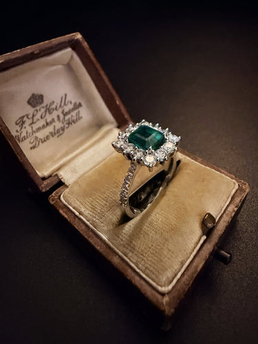 Bague 55 Bague en or blanc avec émeraude et diamants 58 Facettes ANE 15