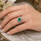 54 Bague en or blanc 18 kt avec émeraude et diamants 58 Facettes AN730 (0599)