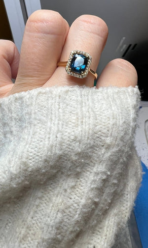 53 ALGT - Bague en or jaune 18 ct avec spinelle et diamants 58 Facettes ring