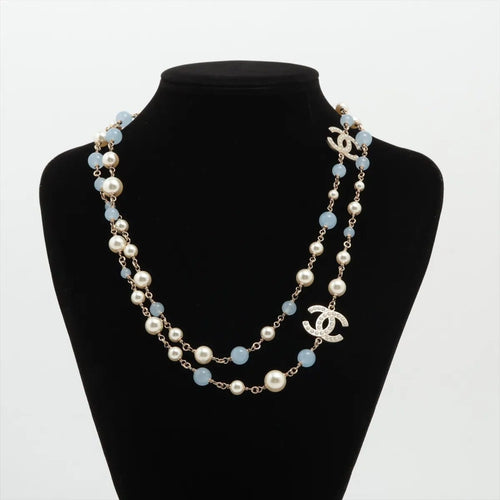 Chanel - Sautoir en résine bleue et perles d’imitation 58 Facettes 1275