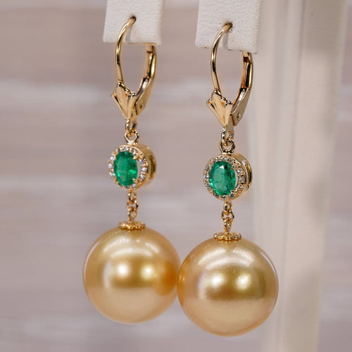 Boucles d'oreilles en or jaune, émeraudes, diamants et perles des Mers du Sud 58 Facettes E0038