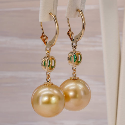 Boucles d'oreilles en or jaune, émeraudes, diamants et perles des Mers du Sud 58 Facettes E0038