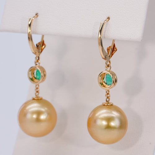 Boucles d'oreilles en or jaune, émeraudes, diamants et perles des Mers du Sud 58 Facettes E0038