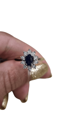 54 Bague en or blanc 18K, saphir bleu et 10 brillants 58 Facettes STBO112