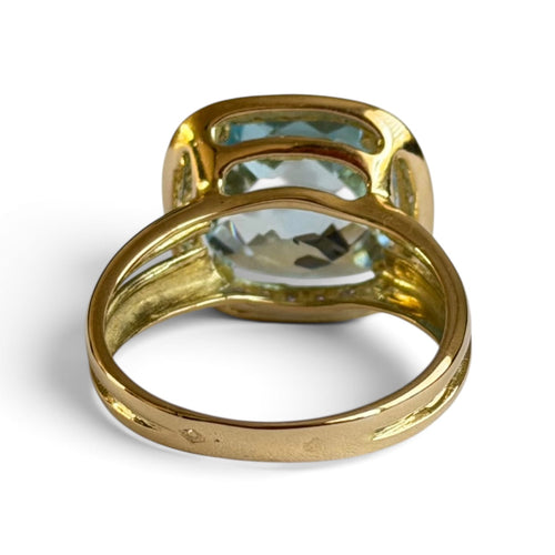 59 Bague cocktail en or jaune 18 carats, aigue-marine et diamants 58 Facettes 393