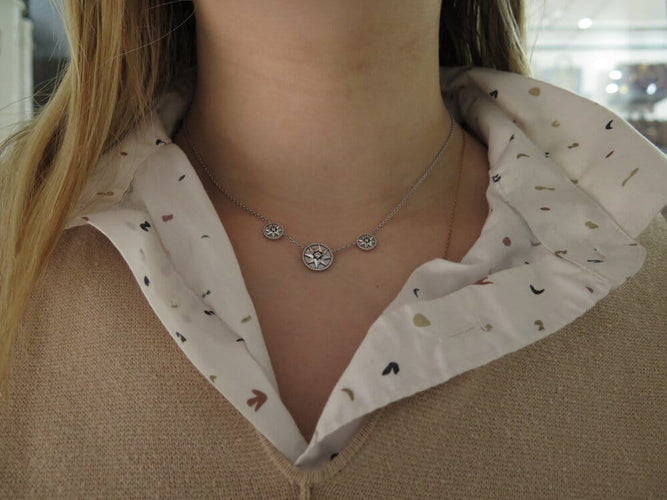 Christian Dior Rose des Vents - Collier 3 motifs en or blanc et diamants 58 Facettes 276467