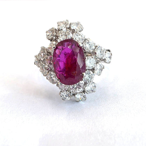 52 Bague en or blanc 18 ct, rubis et diamants 58 Facettes 274/26 E 159/26