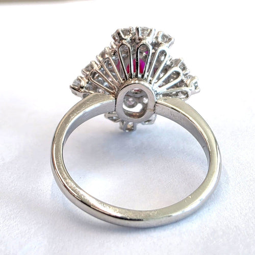 52 Bague en or blanc 18 ct, rubis et diamants 58 Facettes 274/26 E 159/26