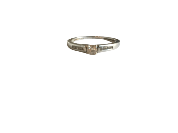 Bague solitaire en or blanc et diamants