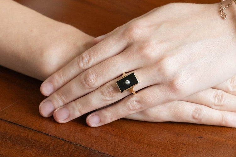 54 Bague ancienne Art déco en or jaune, onyx et diamant 58 Facettes 13453