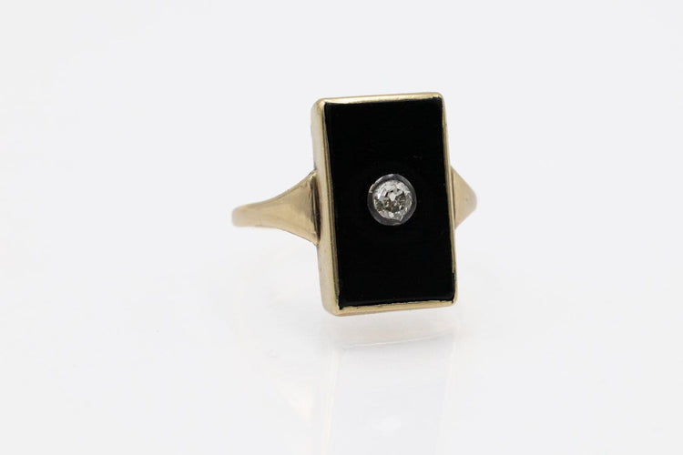 54 Bague ancienne Art déco en or jaune, onyx et diamant 58 Facettes 13453