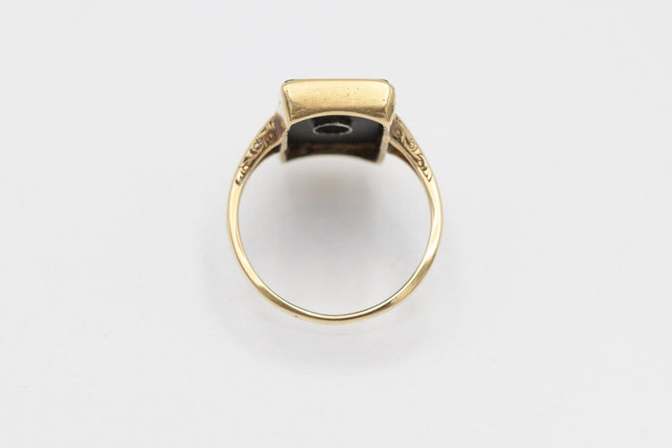 54 Bague ancienne Art déco en or jaune, onyx et diamant 58 Facettes 13453